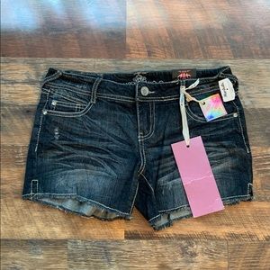 Almost famous shorts size 7